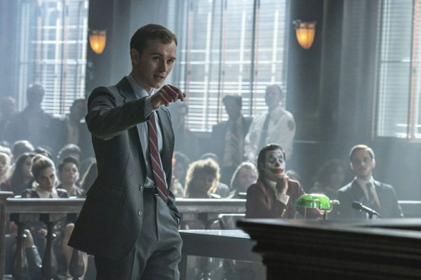 7 Perbedaan Harvey Dent 'Joker 2' dengan versi Komiknya