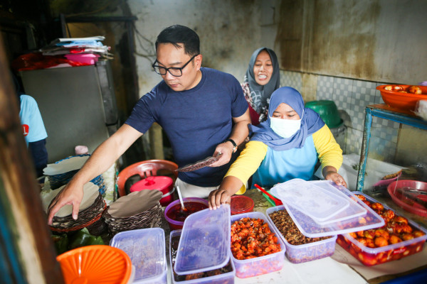 Ketika Ridwan Kamil Mendadak Jadi Penjual Nasi Uduk