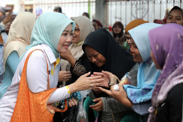 Blusukan ke Pasar Madrasah Jakbar, Atalia Kamil Beli Bawang Merah hingga Minum Jamu