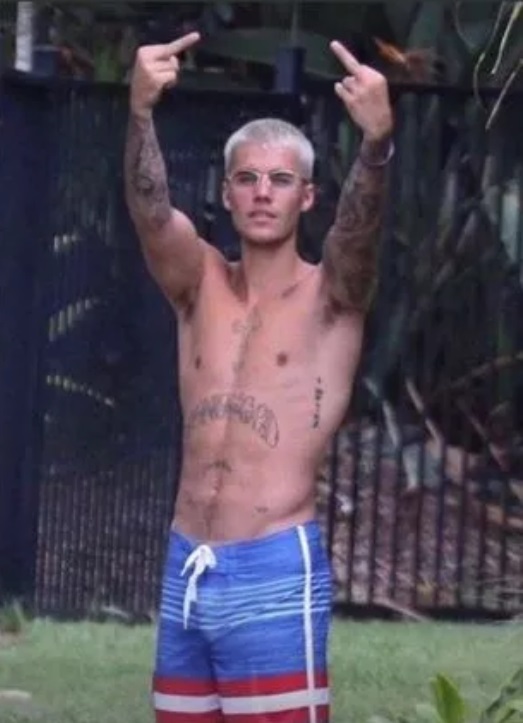 Hailey Bieber Posting Foto Justin Bieber Bertelanjang Dada Sambil Acungkan Jari Tengah, Apa Artinya?