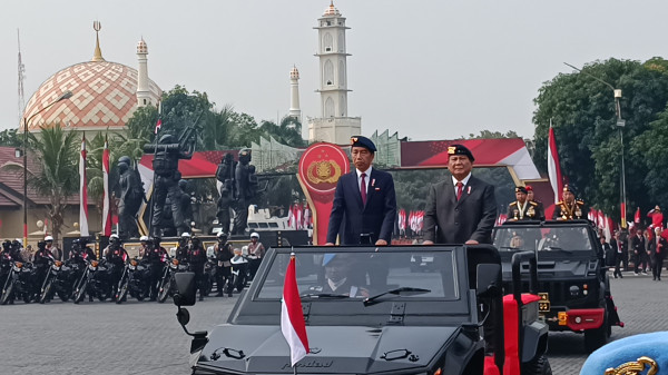 Momen Jokowi dan Prabowo Naik Maung di Apel Pengamanan Presiden Terpilih