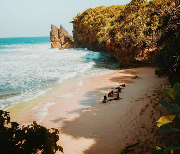 6 Rekomendasi Pantai Hidden Gem di Indonesia, Surga Tersembunyi yang Diburu Pencinta Alam