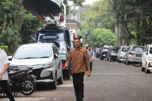 3 Gaya Giring Ganesha Dipanggil Prabowo, Tampil Resmi dengan Batik