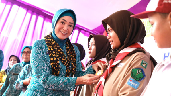 Pj Ketua TP PKK Jateng Peringati Hari CTPS Bersama Ratusan Anak SD di Pekalongan