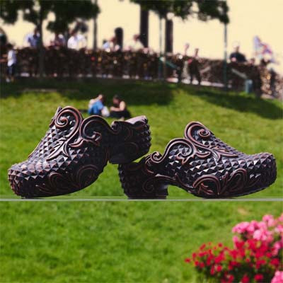 Koleksi Terbaru Melissa Court Clog + Y/Project Tonjolkan Desain Artistik
