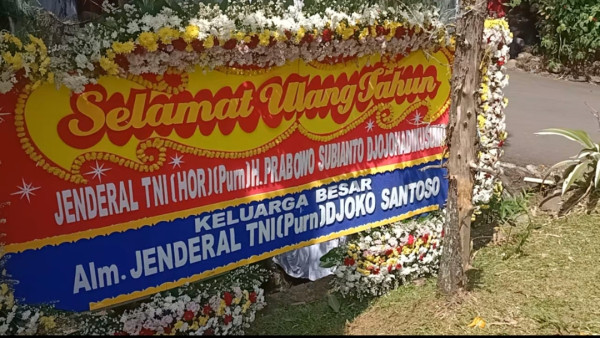 Prabowo Ulang Tahun ke-73, Karangan Bunga Hiasi Gerbang Padepokan Garuda Yaksa