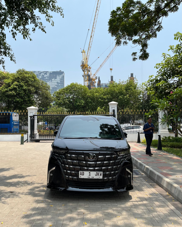 Penampakan Mobil Pensiun Jokowi, Alphard Hitam AD 1 JKW