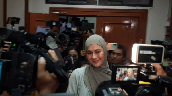 Baim Wong dan Paula Verhoeven Jaga Jarak di Ruang Sidang, Tak Saling Sapa