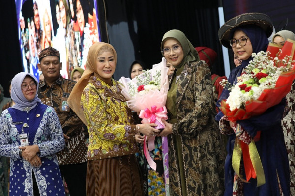 Sejumput Makna dalam Wastra Jawa Tengah, Bersama Puluhan Peragawati Dadakan Dekranasda