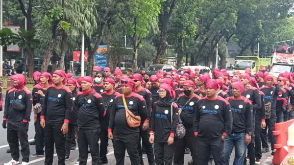 Buruh Demo Besar-besaran Depan Istana, Massa Mulai Padati Monas