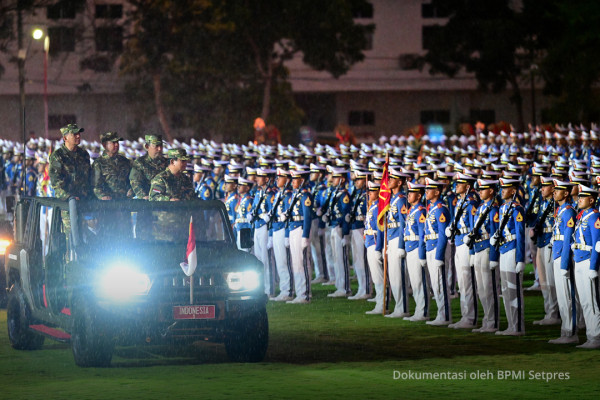 Gagah di Parade Senja, Prabowo Tinjau Pasukan Akmil dengan Maung MV3 Irup yang Tangguh