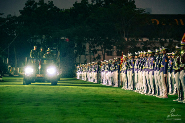 Gagah di Parade Senja, Prabowo Tinjau Pasukan Akmil dengan Maung MV3 Irup yang Tangguh