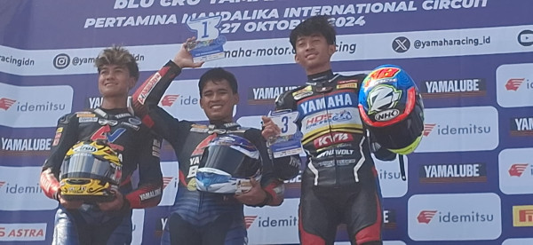 Momen Juara Dunia Aldi Satya Mahendra Diasapi sang Kakak di Mandalika