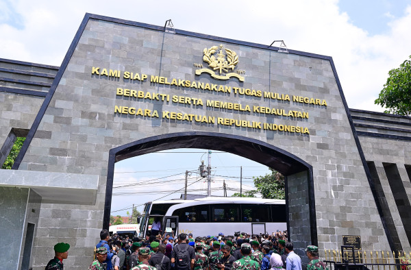 Prabowo Tinggalkan Akmil Magelang Pakai Maung Pindad dan Sapa Warga
