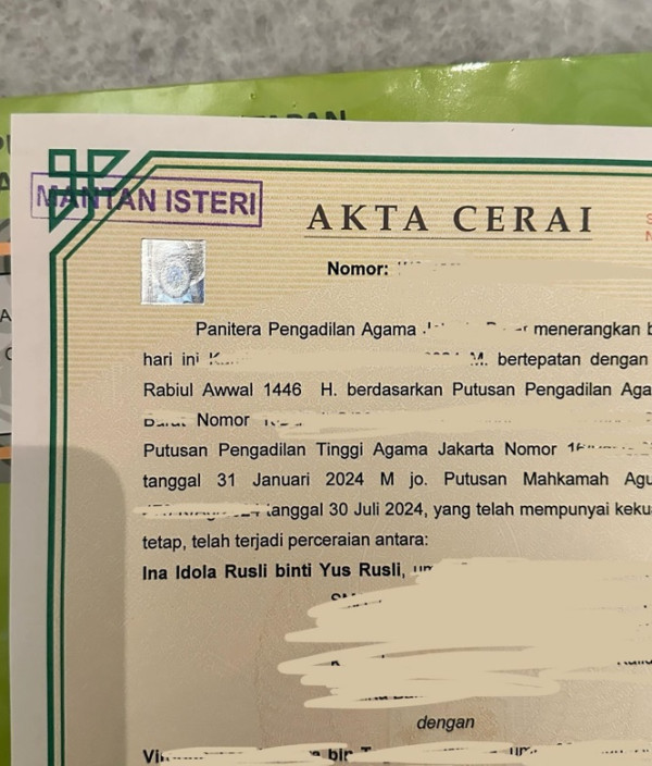 Inara Rusli Terpaksa Posting Foto Akta Cerai, Kenapa?