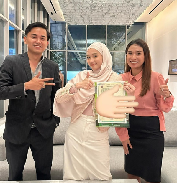 Inara Rusli Terpaksa Posting Foto Akta Cerai, Kenapa?