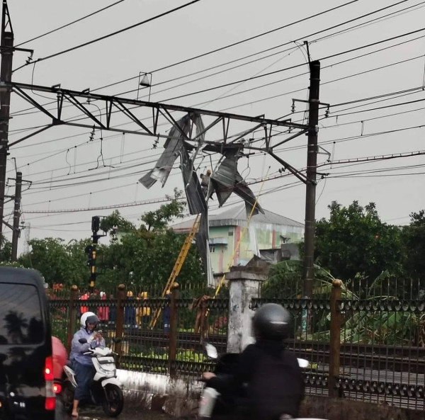 Seng Nyangkut di LAA, Perjalanan KRL Jakarta-Bogor Terganggu