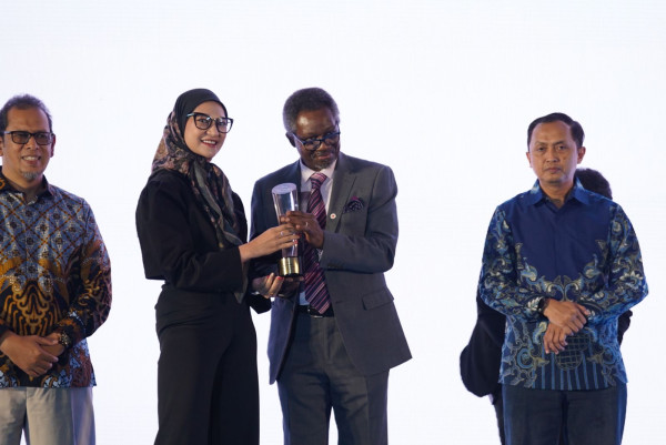 Bendum Perindo Angkie Yudistia Terima Penghargaan Youth Humanitarian Award