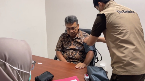 Detik-detik Tom Lembong Diborgol dan Pakai Rompi Tahanan Kejagung