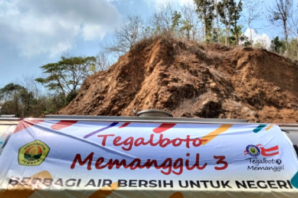 Alumni UNEJ Distribusikan Air Bersih ke Wilayah Kekeringan di Trenggalek.