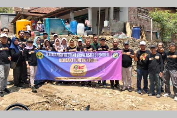 Alumni UNEJ Distribusikan Air Bersih ke Wilayah Kekeringan di Trenggalek.