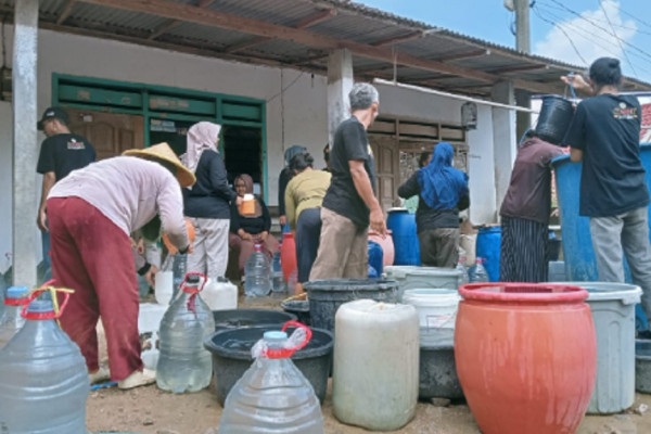Alumni UNEJ Distribusikan Air Bersih ke Wilayah Kekeringan di Trenggalek.