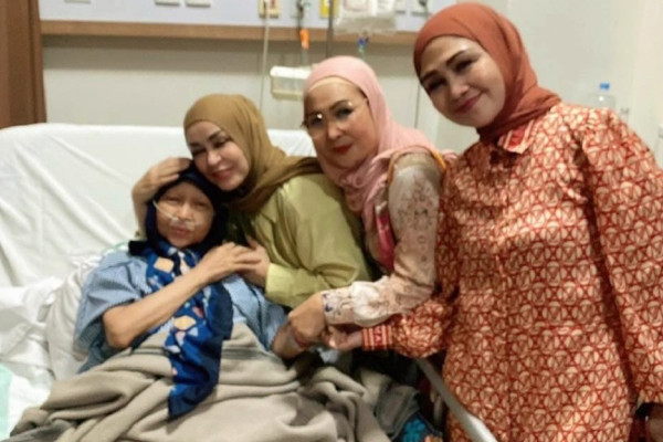 8 Potret Dina Mariana Semasa Hidup, Tinggalkan Sahabat dengan Senyum