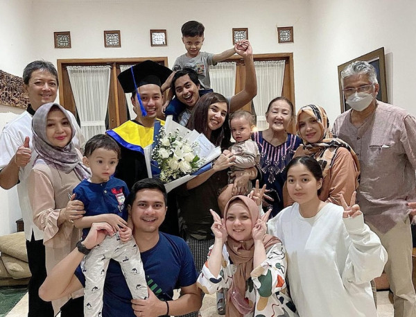 8 Potret Dina Mariana Semasa Hidup, Tinggalkan Sahabat dengan Senyum