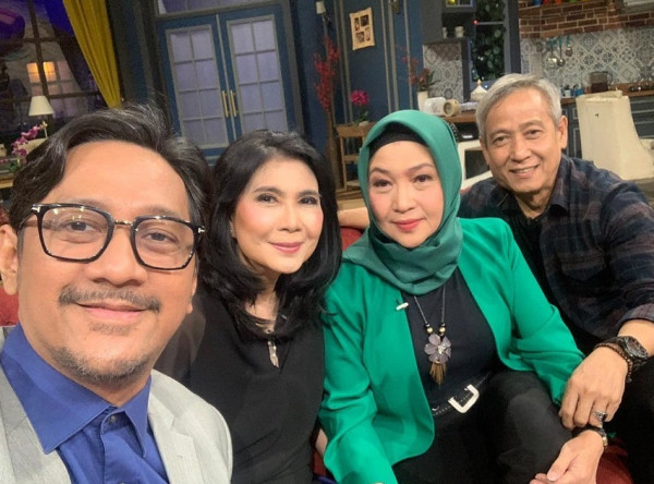 8 Potret Dina Mariana Semasa Hidup, Tinggalkan Sahabat dengan Senyum