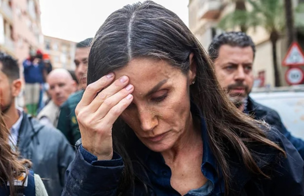 Ratu Letizia Menangis Dilempari Lumpur saat Kunjungi Korban Banjir di Spanyol