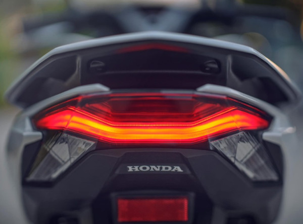 Honda PCX 2025: Skutik Gambot dengan Layar 5 Inci dan Konsumsi BBM 47,6 km/liter!