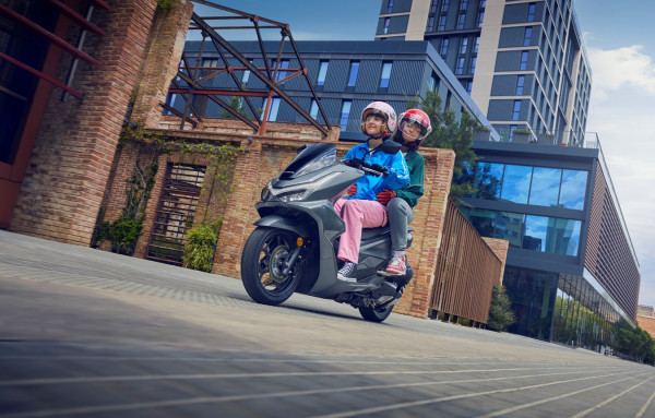 Honda PCX 2025: Skutik Gambot dengan Layar 5 Inci dan Konsumsi BBM 47,6 km/liter!