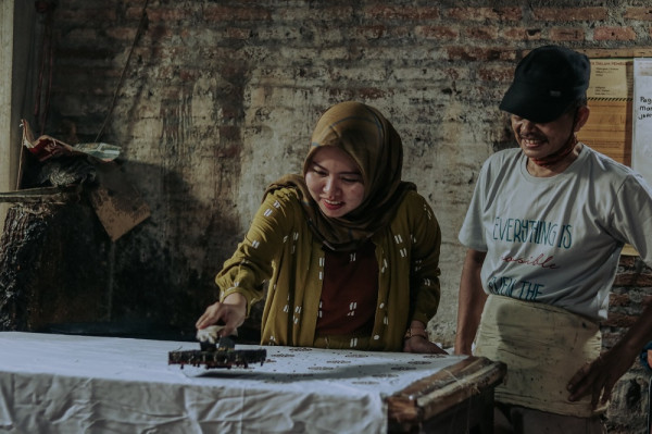 Brand Batik Lokal Dama Kara Sukses Berjualan lewat Shopee Live, Berdayakan Difabel!