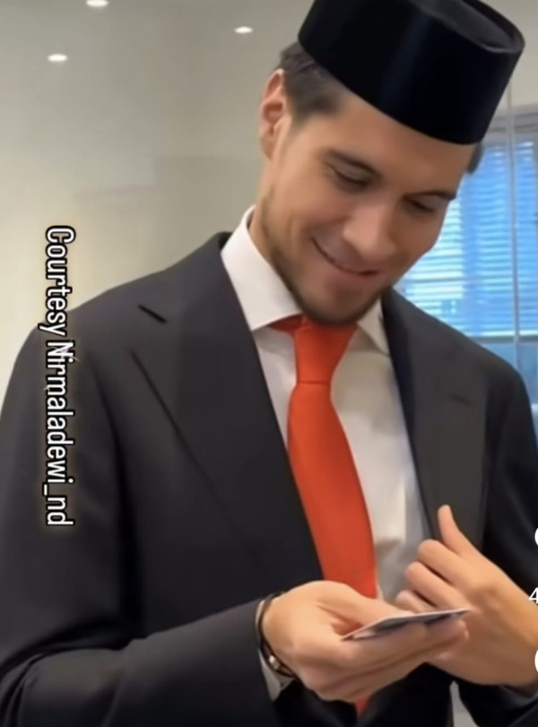 Senyum Kevin Diks Usai Terima e-KTP WNI, Netizen: Ikut Kelurahan Mana Ya