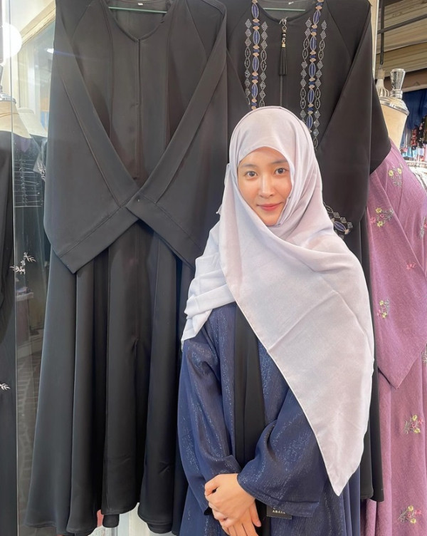 5 Potret Yuri SNSD Kenakan Hijab, Curi Perhatian saat di Arab Saudi