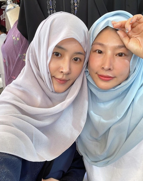 5 Potret Yuri SNSD Kenakan Hijab, Curi Perhatian saat di Arab Saudi