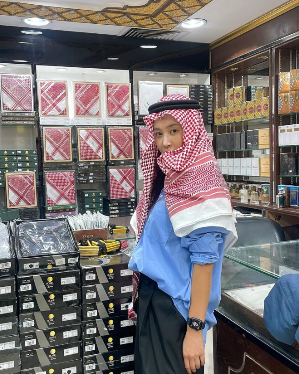 5 Potret Yuri SNSD Kenakan Hijab, Curi Perhatian saat di Arab Saudi