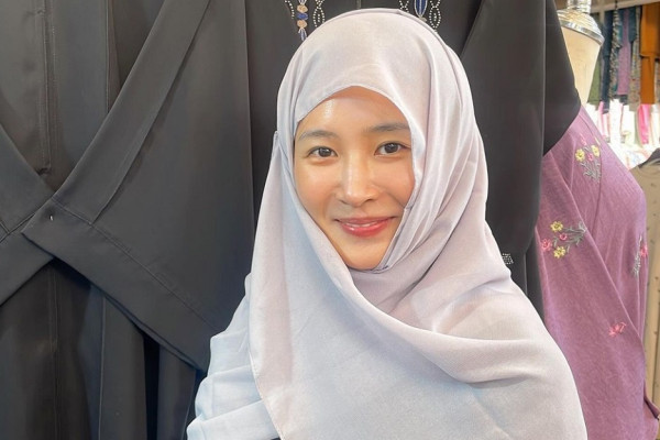 5 Potret Yuri SNSD Kenakan Hijab, Curi Perhatian saat di Arab Saudi