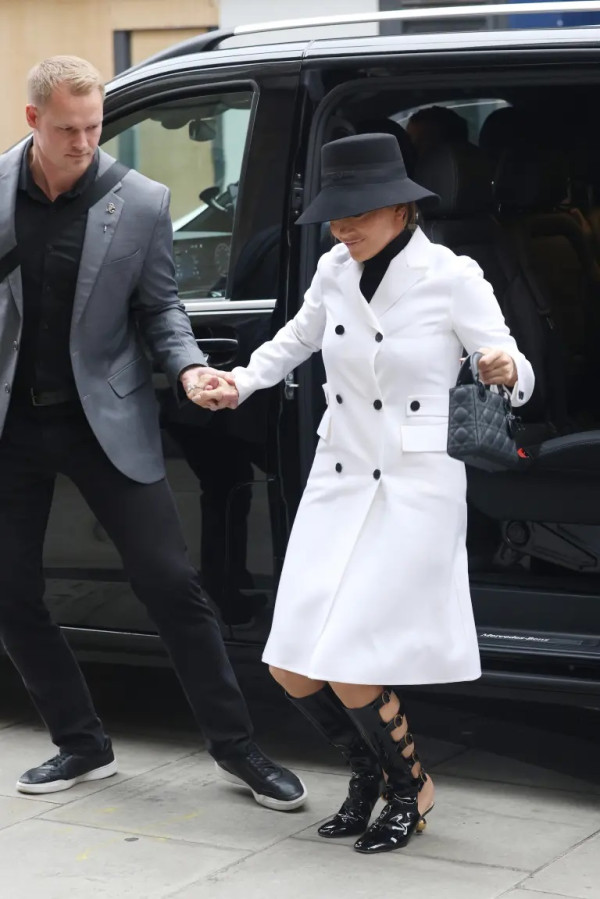 Belum Resmi Cerai dengan Ben Affleck, Jennifer Lopez Gandeng Cowok Baru