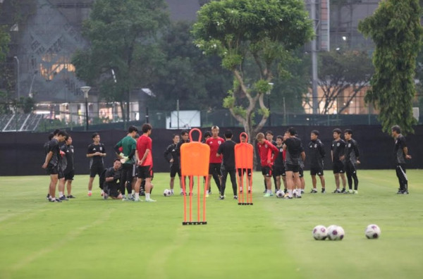 Latihan Perdana Timnas Jepang di Lapangan A GBK: Diguyur Gerimis dan Ditutupi Kain Hitam