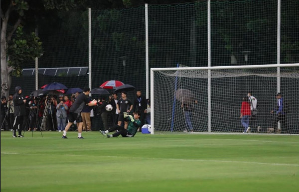 Latihan Perdana Timnas Jepang di Lapangan A GBK: Diguyur Gerimis dan Ditutupi Kain Hitam