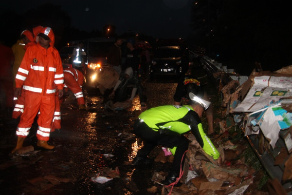 Foto-foto Dramatis Evakuasi Korban Tabrakan Beruntun di Tol Purbaleunyi