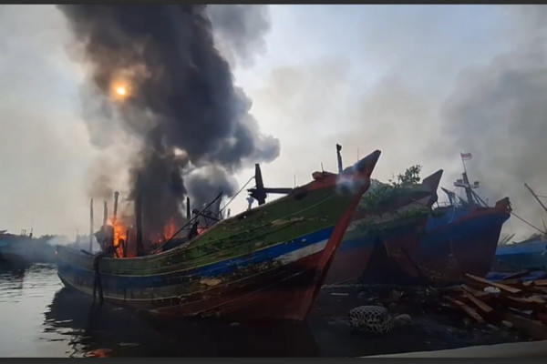 Belasan Kapal di Pelabuhan Perikanan Nusantara Pekalongan Ludes Terbakar