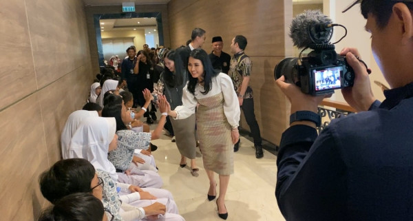 Gelar Pemeriksaan Mata dan Bagi-bagi Kacamata Gratis, Liliana Tanoesoedibjo Ingin Anak Indonesia Belajar dengan Baik