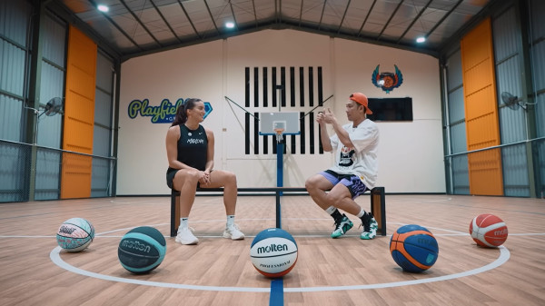 5 Potret Aislinn Konig, Istri Sandy Walsh Tanding Basket Bareng Denny Sumargo