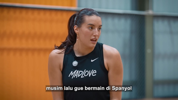 5 Potret Aislinn Konig, Istri Sandy Walsh Tanding Basket Bareng Denny Sumargo