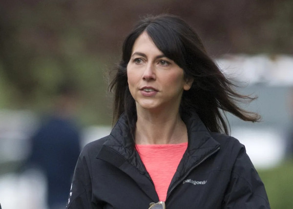 Kontras! Jeff Bezos Makin Kaya, Mantan Istri MacKenzie Justru Jual Saham Amazon Rp124 Triliun untuk Amal