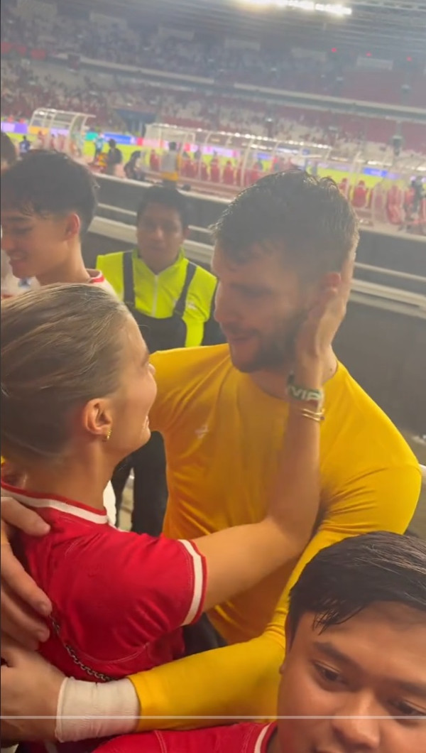 3 Potret Luna Bijl Peluk Maarten Paes usai Laga Timnas Indonesia vs Arab Saudi