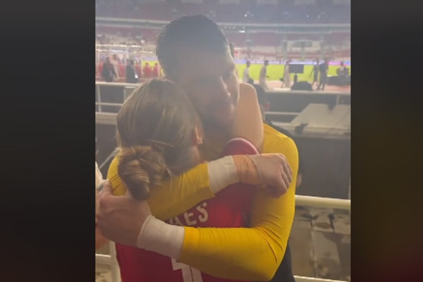 Maarten Paes Peluk Luna Bijl Depan Suporter Timnas Indonesia, Sebut Kekasih si Pembawa Keberuntungan