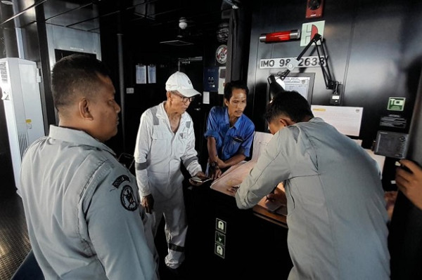 Bakamla Bantu Kapal MV Lena Berbendera Malaysia yang Alami Kerusakan di Laut Natuna Utara